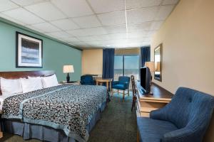 大西洋城大西洋城海滨浮桥戴斯酒店的酒店客房配有一张床、一张桌子和一把椅子。