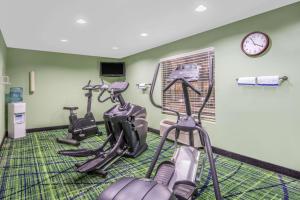 拉伯克卢博克市南戴斯酒店的健身房设有2辆健身自行车和时钟