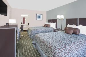 达拉斯Days Inn by Wyndham Market Center Dallas Love Field的酒店客房设有两张床和电视。