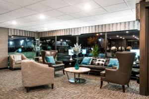明尼阿波利斯明尼阿波利斯明尼苏达大学戴斯酒店的大堂配有沙发、椅子和桌子
