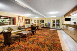 亚基马亚基马戴斯酒店的客厅配有沙发和椅子,位于地毯上
