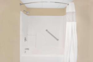 费耶特维尔费耶特维尔戴斯酒店的浴室内配有白色淋浴帘。