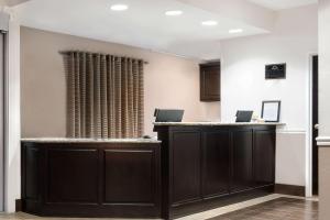 达拉斯达拉斯戴斯酒店及套房的牙科办公室的等候室
