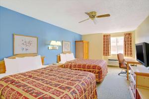 莱赫戴斯酒店 - 莱赫的酒店客房设有两张床和一台平面电视。