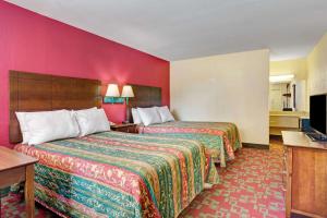 伊丽莎白城伊丽莎白城戴斯酒店的酒店客房设有两张床和电视。