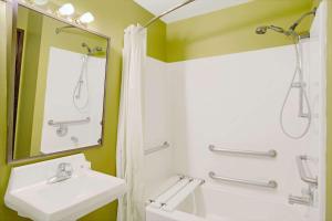 莱赫戴斯酒店 - 莱赫的一间带水槽、镜子和淋浴的浴室