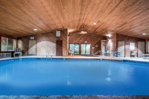 布莱克里弗福尔斯Days Inn by Wyndham Black River Falls - Access to ATV Trail的一个带木制天花板的大型游泳池