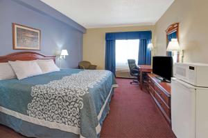 拉勒米拉勒米戴斯酒店的配有一张床和一台平面电视的酒店客房