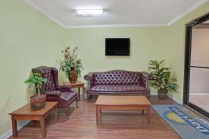 玛丽埃塔市白水戴斯酒店的客厅配有两张沙发和一台电视机