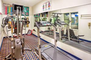 格雷舍姆格雷欣戴斯套房酒店的一间健身房,里面设有数个跑步机和椭圆机