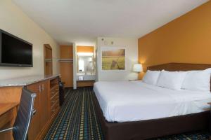佛罗伦萨戴斯酒店客房内的一张或多张床位