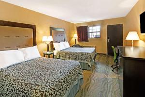 切罗基切诺基/斯莫基山戴斯酒店的酒店客房设有两张床和电视。
