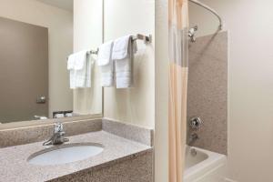圣彼得斯圣彼得/圣查尔斯戴斯酒店的一间带水槽和镜子的浴室