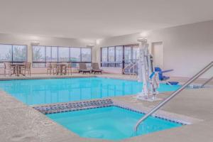 Chino ValleyDays Inn by Wyndham Chino Valley的大型游泳池,带健身房,配有桌椅