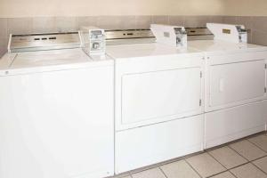 圣安东尼奥圣安东尼奥医学中心戴斯酒店的客房内的2台洗衣机和烘干机