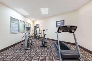 得梅因机场戴斯套房酒店 的健身中心和/或健身设施