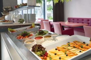 里加Rija VEF Hotel with FREE Parking的包含多种不同食物的自助餐