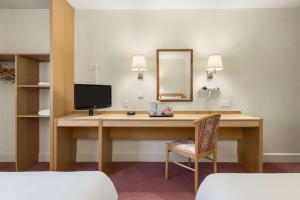 Tibshelf特菲尔德戴斯酒店 - 提比舍尔夫的客房设有一张带电视和镜子的书桌