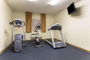科罗拉多斯普林斯科罗拉多斯普林斯机场戴斯汽车旅馆的健身房设有2辆健身自行车和平面电视