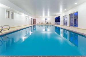 科罗拉多斯普林斯科罗拉多斯普林斯机场戴斯汽车旅馆的大楼内的一个蓝色海水游泳池