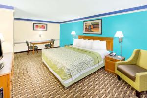 小石城小石城/医疗中心戴斯汽车旅馆的配有一张床和一把椅子的酒店客房