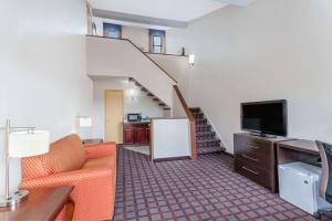 伍德伯里戴斯伍德伯里酒店的带沙发和电视的客厅以及楼梯。
