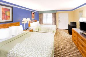 小石城小石城/医疗中心戴斯汽车旅馆的酒店客房设有两张床和一台平面电视。