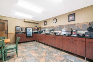 巴克斯特巴克斯特戴斯汽车旅馆的餐厅厨房设有木制橱柜和柜台。