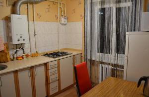 扎波罗热Apartment on Pervaya Liteynaya 27 A的小厨房配有炉灶和桌子