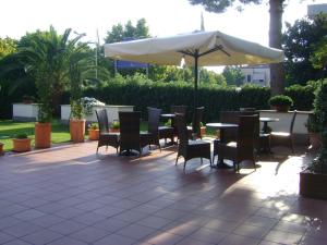 阿尔本加极光公寓式酒店的庭院配有桌椅和遮阳伞。