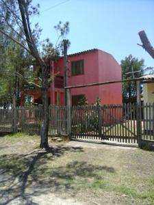 因贝Beira mar Mariluz的红房子前面的栅栏,有树
