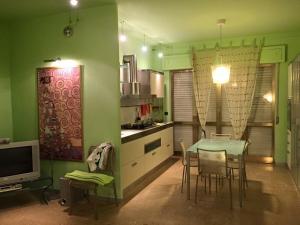 马里纳迪焦约萨伊奥尼卡Appartamento verde的一间厨房,里面配有桌椅