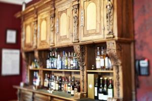 斯特拉斯堡金盾酒店及水疗中心的一间装满大量酒的木制酒吧