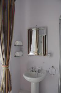 彭赞斯华威大厦酒店的一间带水槽和镜子的浴室