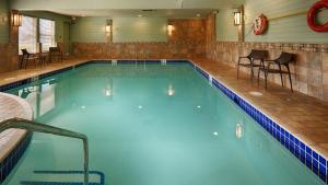 兰利贝斯特韦斯特高级酒店内部或周边的泳池