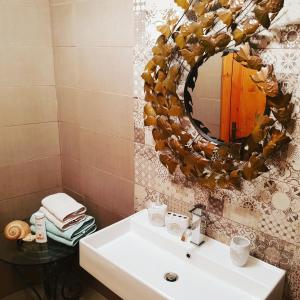 圣保罗湾城Sunshine Court的一间带水槽和镜子的浴室