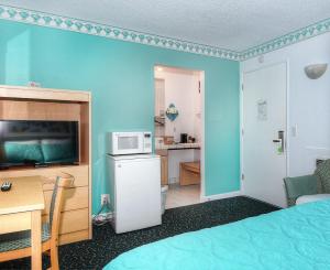 莫罗贝莫洛湾圣德派普尔旅馆的客房配有床、书桌和微波炉。