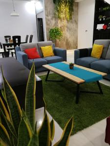 新山Escape to Bukit Indah Legoland Retreat Your 5BR Homestay for 1-16 Guests的带沙发和咖啡桌的客厅