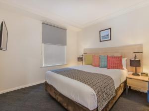 墨尔本South Yarra Central Apartment Hotel的一间卧室设有一张大床和一个窗户。