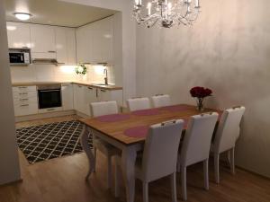 万塔Charming Pine View Apartment的厨房以及带木桌和椅子的用餐室。