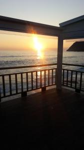 莱万托Casa Burrasca的日落时分从门廊欣赏海景
