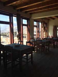 MuktināthHimalayan Paradise的用餐室设有桌椅和窗户。
