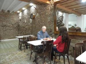 Sant Llorenc Savall卡尔普拉旅馆的坐在餐厅桌子上的男女