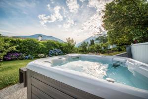 蒂鲁罗Boutiquehotel Minigolf的一个带花园的庭院内的按摩浴缸