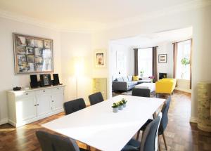 奥斯陆北欧旅舍 - 德施曼门10号的客厅配有白色的桌子和椅子