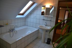VierlingsbeekHerberg Thijssen的带浴缸和盥洗盆的浴室