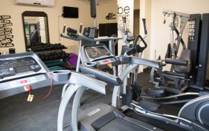 林康科弗雷斯别墅酒店的健身房设有两台跑步机和跑步机