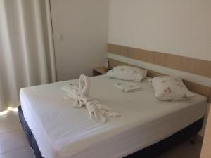 卡诺格布拉达卡诺阿魁布拉达公寓的一张铺有白色床单和鲜花的床