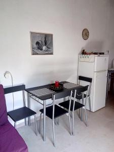 伊罗达Traditional House in Elounda的厨房配有桌椅和冰箱。