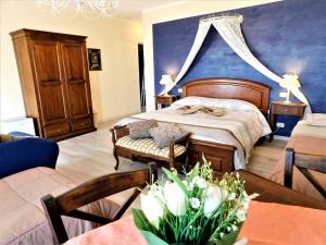 特雷伊索多莫斯朗格住宿加早餐旅馆的一间卧室配有一张蓝色墙壁的床